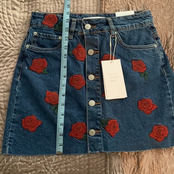 NEW ZARA Embroidered Rose Floral Denim Mini Skirt Size XS - Picture 7 of 7